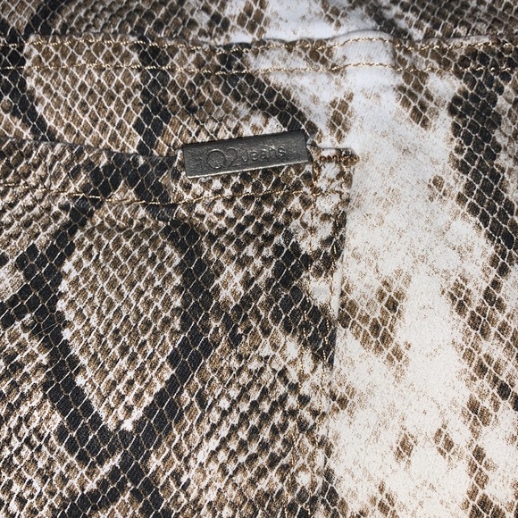 {Q2} Snakeskin Print Jeans - Picture 4 of 5
